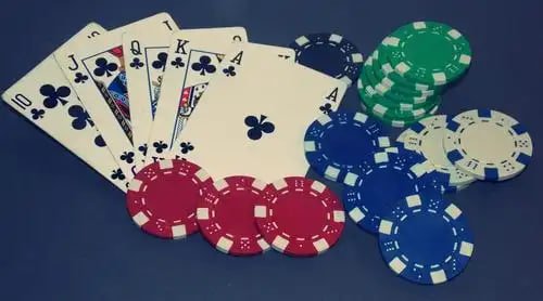 Pengguna membaca syarat bonus dengan teliti